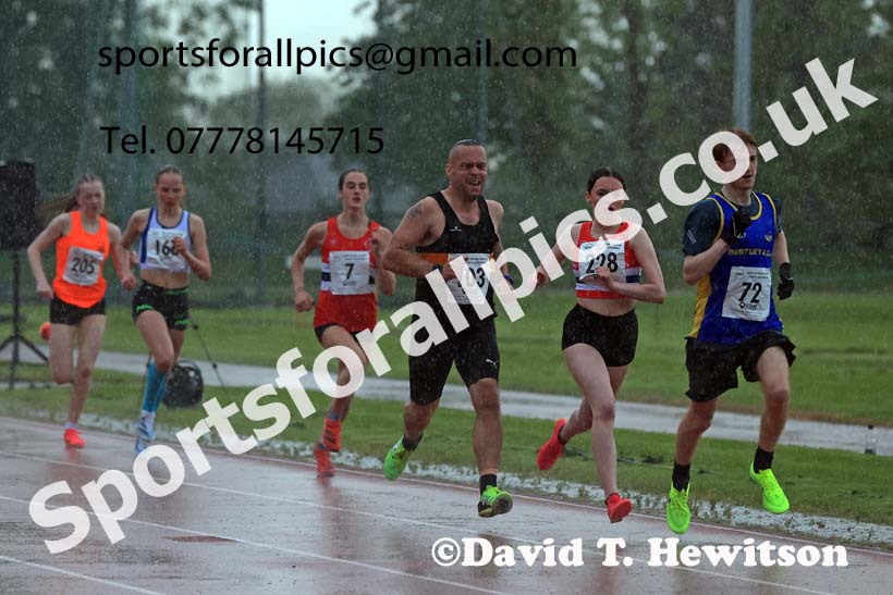 The Jimmy Hedley 800 metres on a very wet Wednesday evening, May 29th, NEGP 2, Monkton Stadium.  Photo: David T. Hewitson/Sports for All Pics